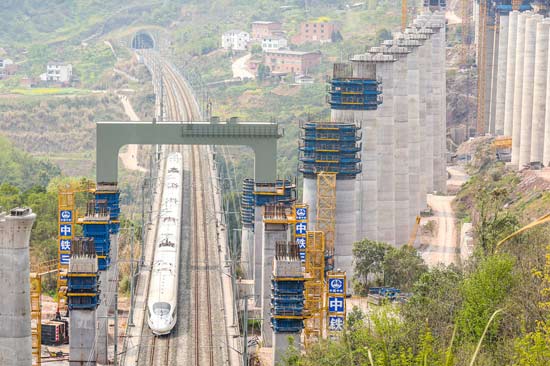 三峽庫區(qū)首次高鐵跨線施工順利完成